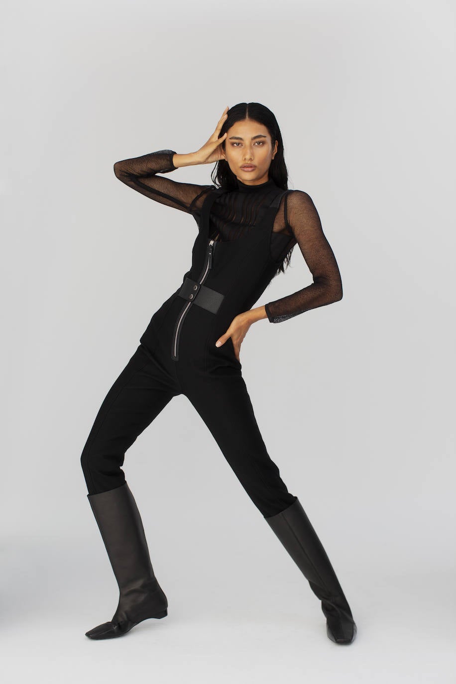 top transparente, mono con cremallera y fajín, y botas de piel, todo de Hermès.