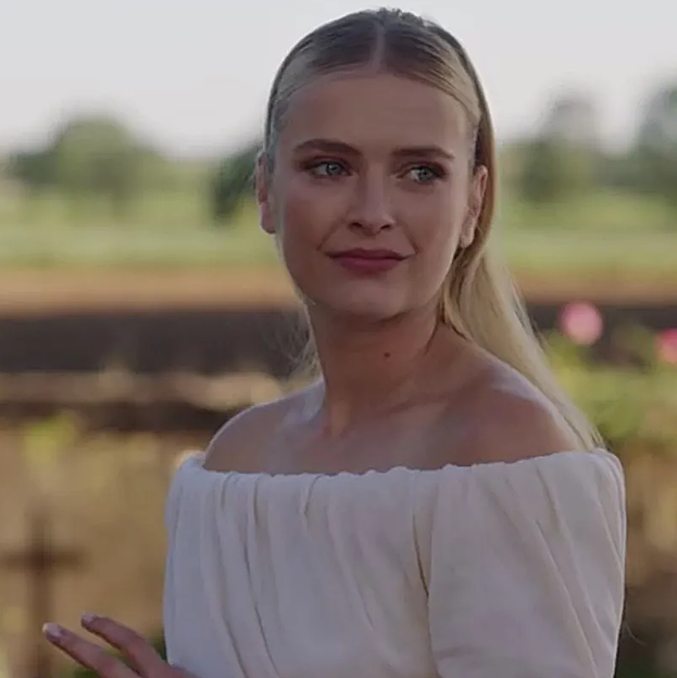 El look de novia de Emily in Paris perfecto para una boda civil que tenemos en versión low cost (zapatos incluidos)