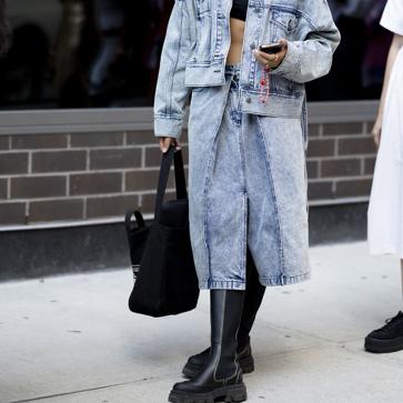 Imagen secundaria 1 - Los looks del street style con faldas midi vaqueras.