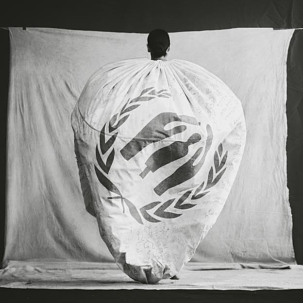 Imagen principal - Así es la capa que ha llevado Cristina Pedroche.