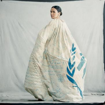 Imagen secundaria 1 - Así es la capa que ha llevado Cristina Pedroche.