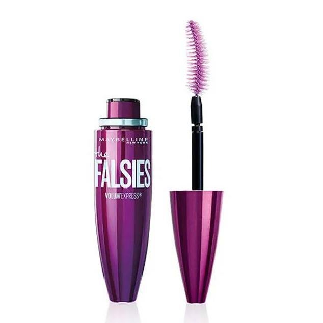 The Falsies Mascara de Maybelline New York consigue el máximo volumen express con su cepillo curvado y una fórmula que multiplica las pestañas de lado a lado, dejándolas en abanico y mucho más densas e intensas en color negro, al enriquecerse con pro-keratina y fibra.