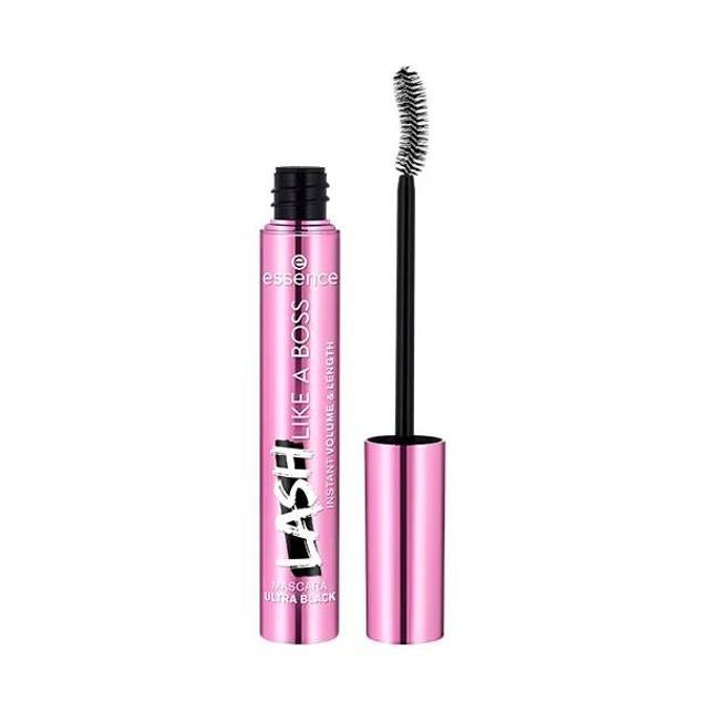 Lash Like A Boss Mascara de Essence se trata de una fórmula ultra negra que intensifica el volumen y longitud de las pestañas al instante, sin resultar pesada. Además, su cepillo curvado de fibra suave eleva aún más las pestañas, las curva y las engrosa, de punta a punta.