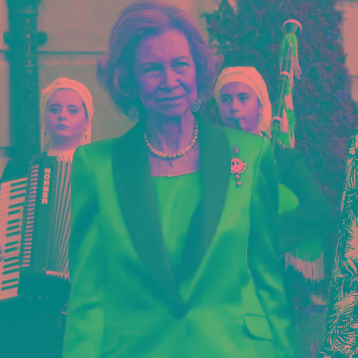 La reina Sofía apareció magnífica con un traje satinado azul en la última gala de entrega de los Premios Princesa de Asturias.