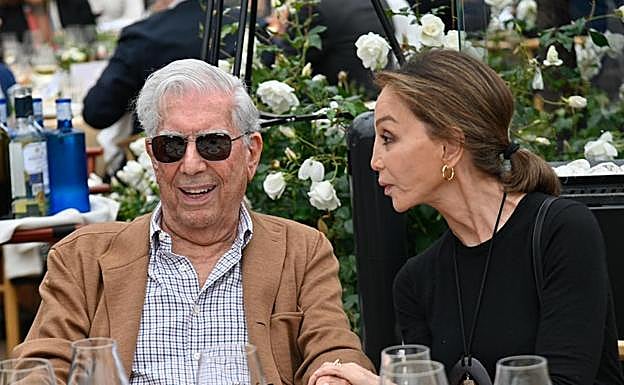 Mario Vargas Llosa e Isabel Presyler en un homenaje al escritor.