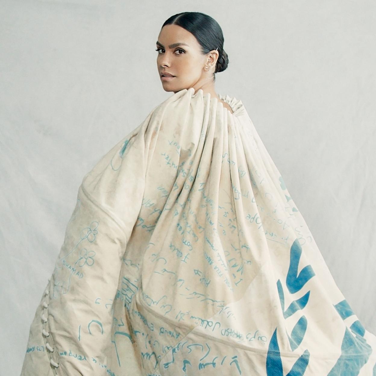 Cristina Pedroche en las Campanadas con una capa confeccionada por refugiados.