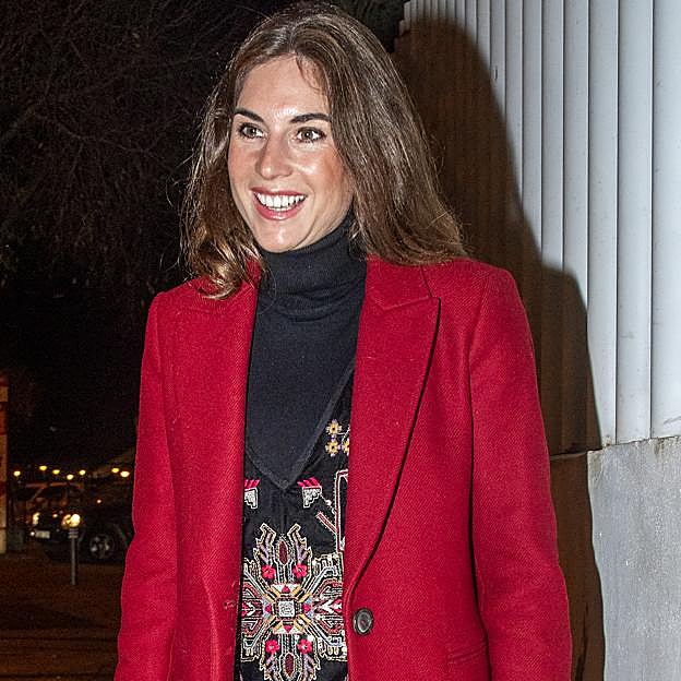 Lourdes Montes copia a la reina Letizia y demuestra que el abrigo rojo (que está en Zara) favorece muchísimo