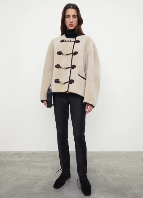 Imagen - Abrigo de borreguito de Toteme. Foto: Toteme.