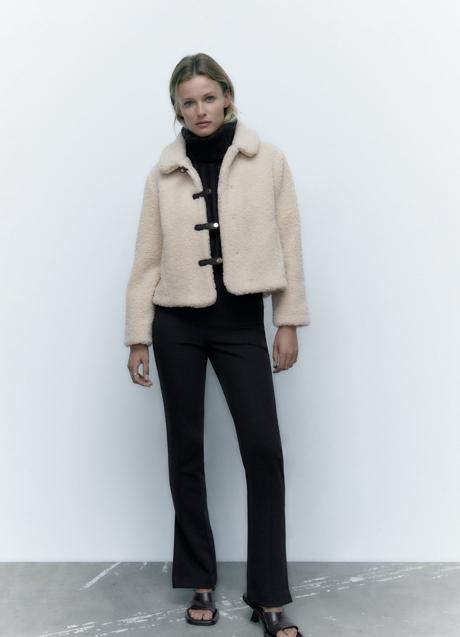 Imagen - Abrigo corto de borreguito de Zara. Foto: Zara.