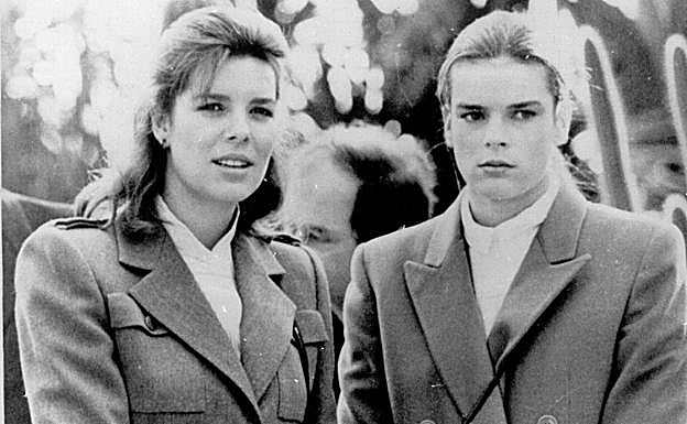 Carolina de Mónaco junto a su hermana menor, la princesa Estefanía