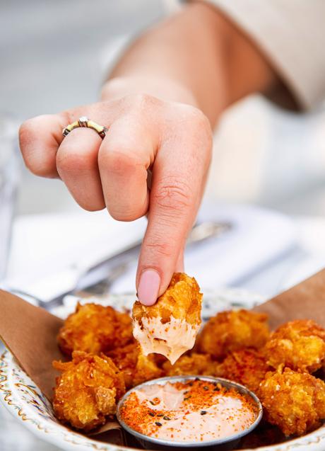 Imagen - Bolas de queso rebozadas con salsa/PEXELS