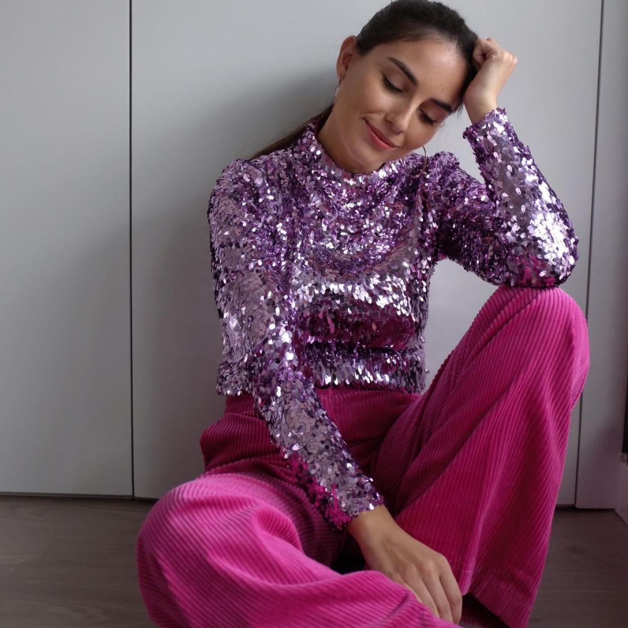 Erea Louro con unos pantalones de pana de Sfera.