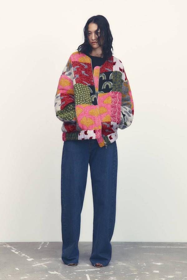 Bomber oversize en tejido mezcla de lana con bolsillos, manga larga, cuello redondo y bordados multicolor.
