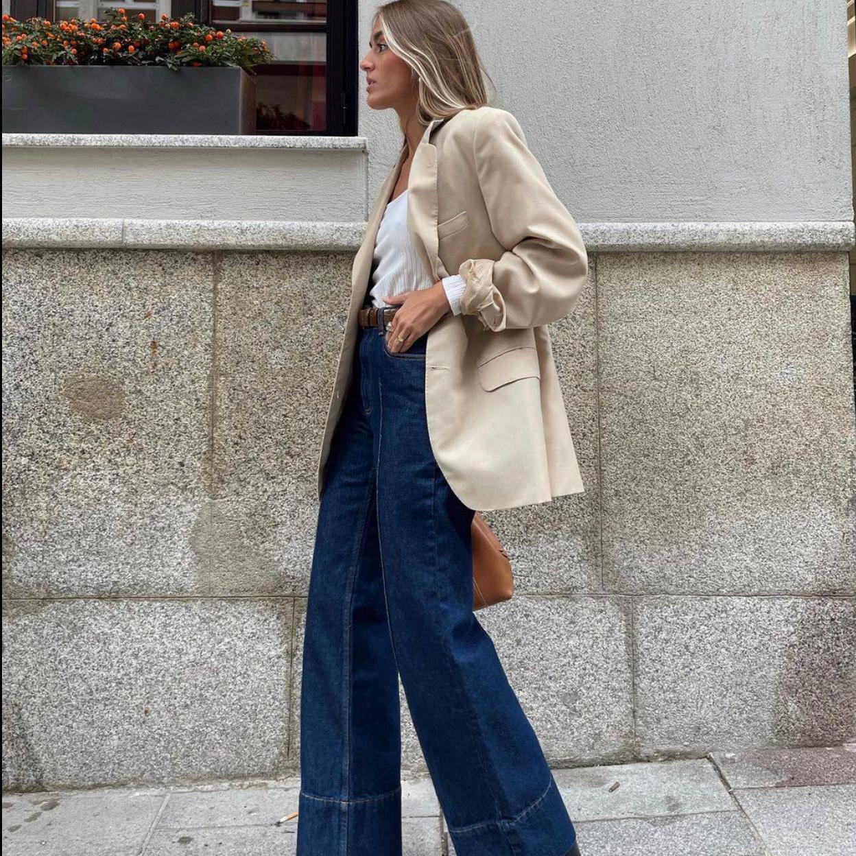 La influencer lleva unos vaqueros wide leg que sientan bien a todo tipo de cuerpos y elevan el look