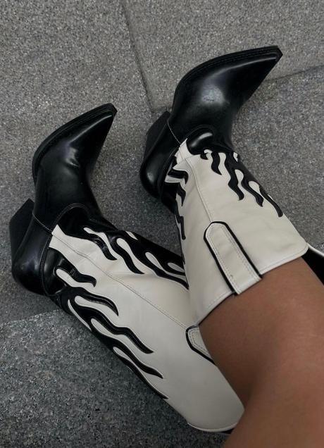 Imagen - La influencer Carlota Torres enseña sus botas en Instagram. / @carlotaaaatorres