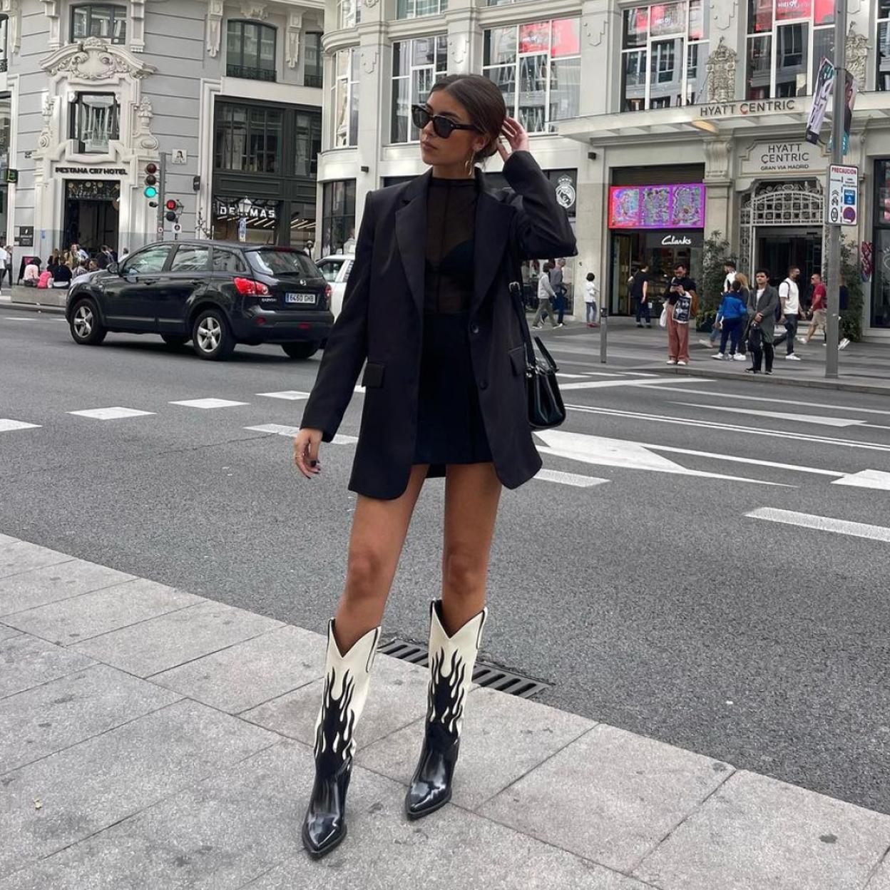 La influencer Isabel Campos con las botas de Zara.