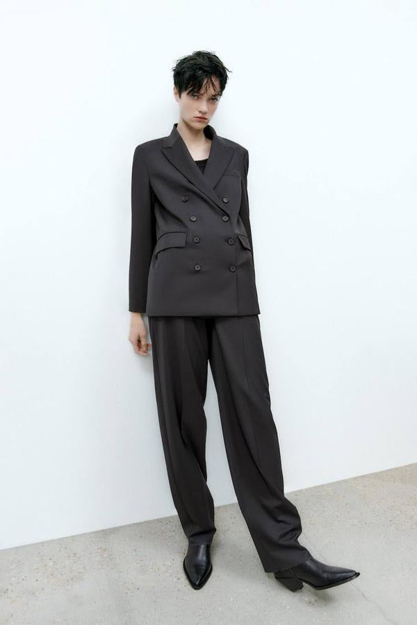 Traje Limited Edition con blazer de diseño cruzado y pantalón ancho fluido con pinzas, gris oscuro, de Zara.