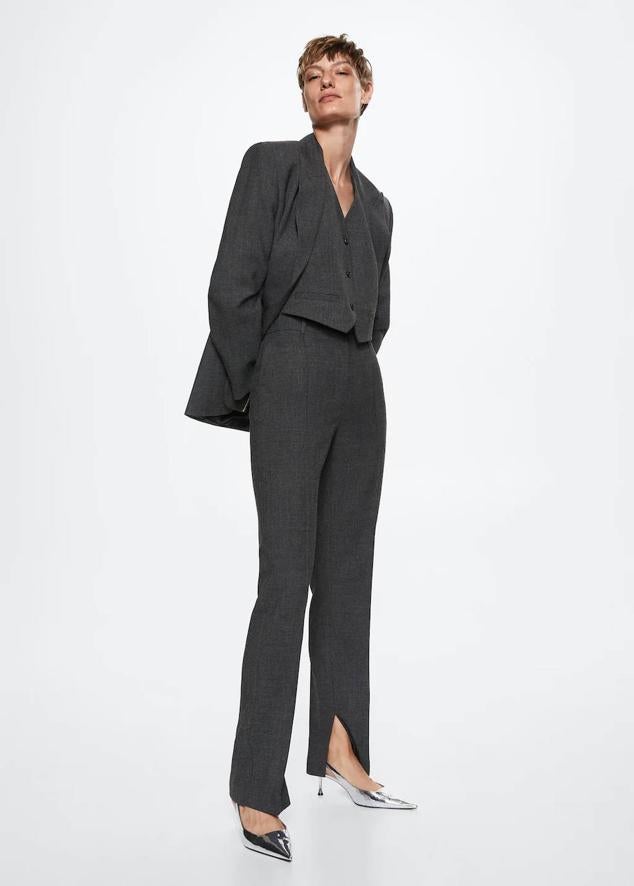 Traje de tres piezas en tejido de lana con blazer masculina, chaleco y pantalón split, color gris, de Mango.