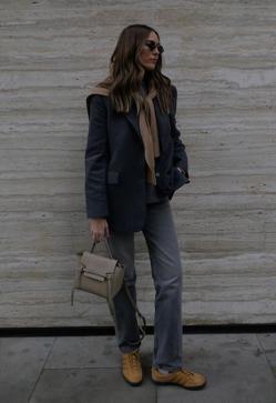 Imagen secundaria 2 - Las influencers Melissa López, María Fernández-Rubíes y Sophie con zapatillas Gazelle.