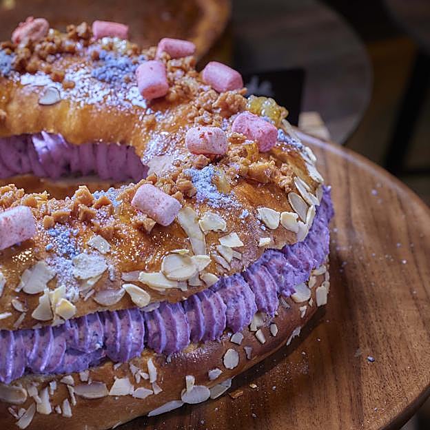 El Roscón de Reyes de violetas de The Omar, una de las innovaciones pasteleras de esta Navidad.