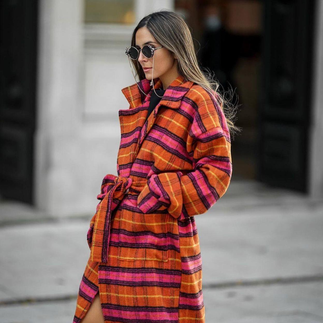 La influencer lleva un abrigo estampado a cuadros