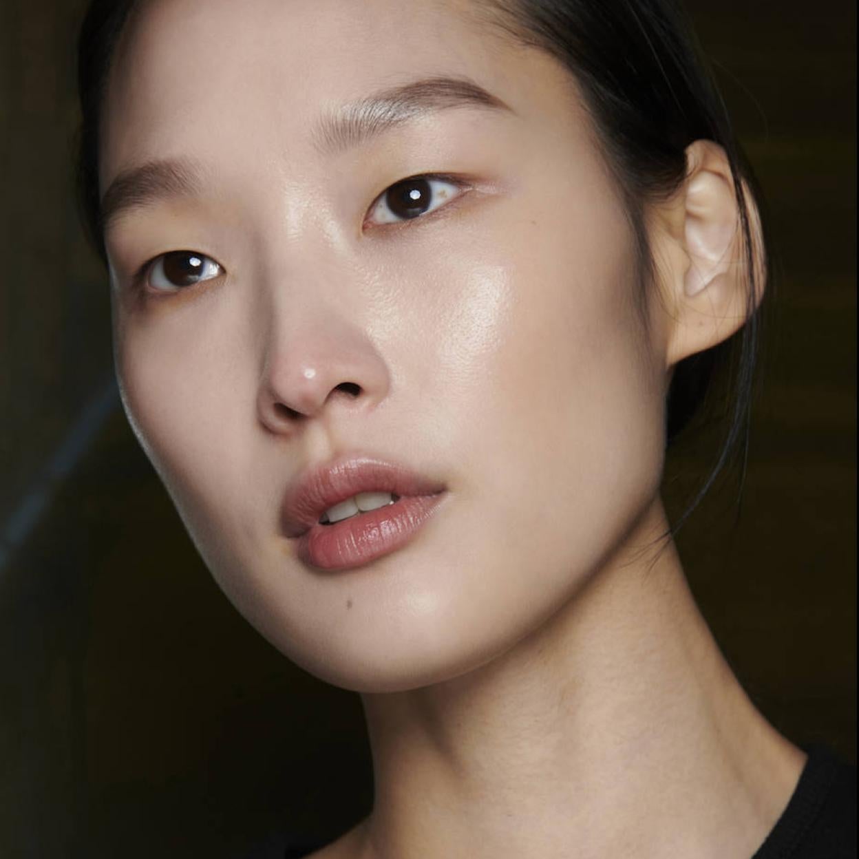 Presume del rostro resplandeciente de la modelo con estos aceites coreanos