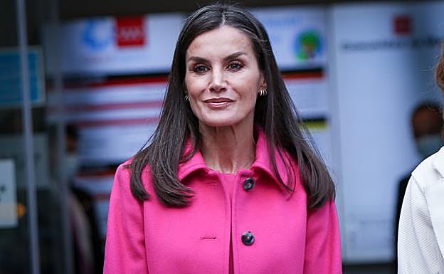 La reina Letizia puede presumir de ser la reina europea más inteligente en lo que a presupuestar moda se refiere: es la monarca que estrena más, con menos dinero y con aplauso prácticamente unánime a su elegancia. 