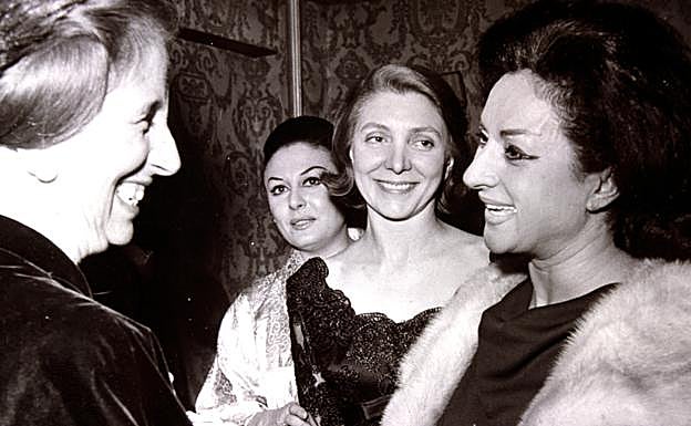 Carmen Polo y Lola Flores charlan entre risas en uno de sus múltiples encuentros. 