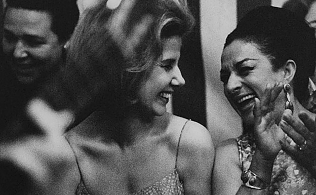 Cayetana Fitz-James Stuart , duquesa de Alba, invitaba habitualmente a su caseta en la Feria a Lola Flores.