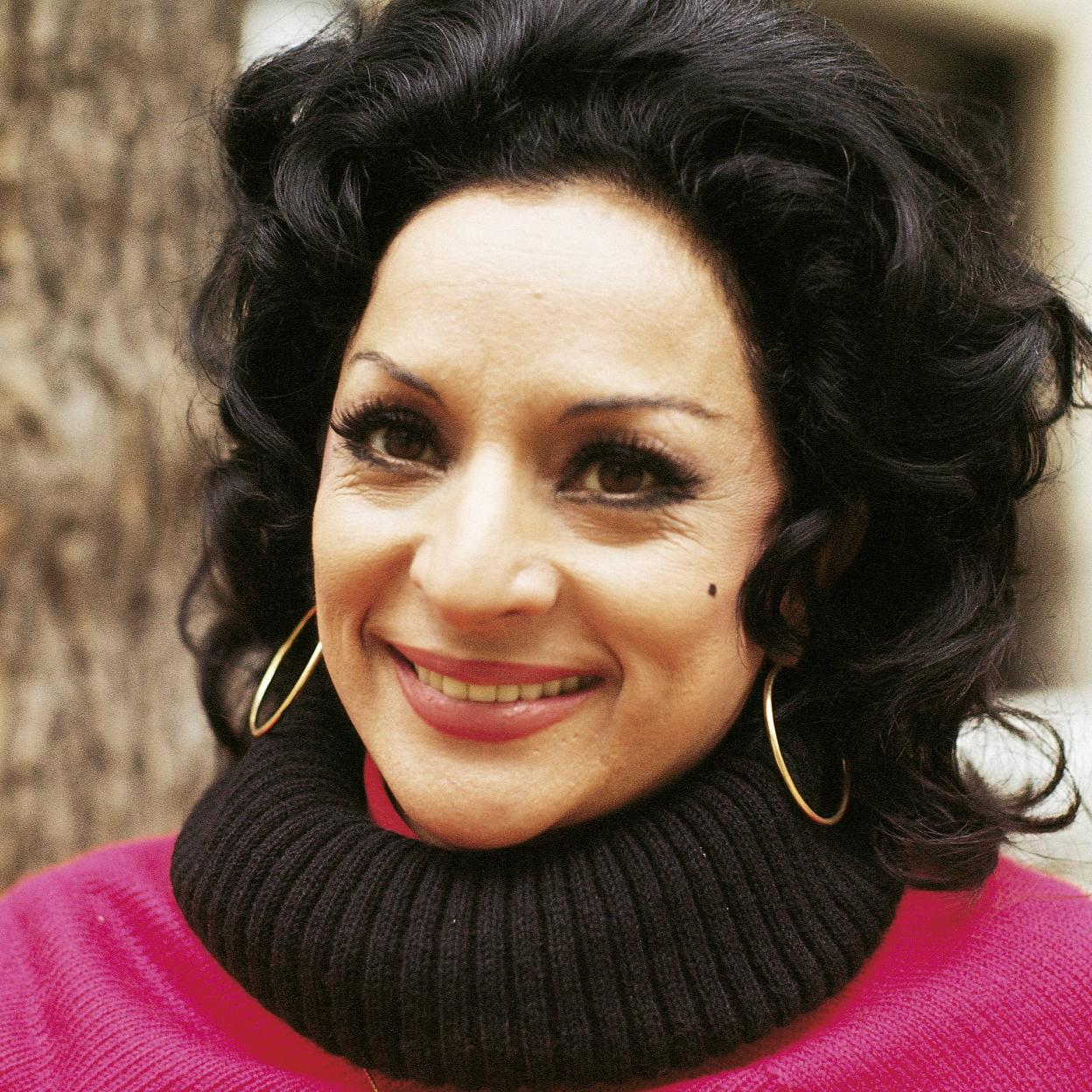 Lola Flores supo poner su encanto popular y su sentido del humor al servicio de unas inteligentísimas relaciones públicas. Se metió en el bolsillo a las mujeres con más poder de su época. 