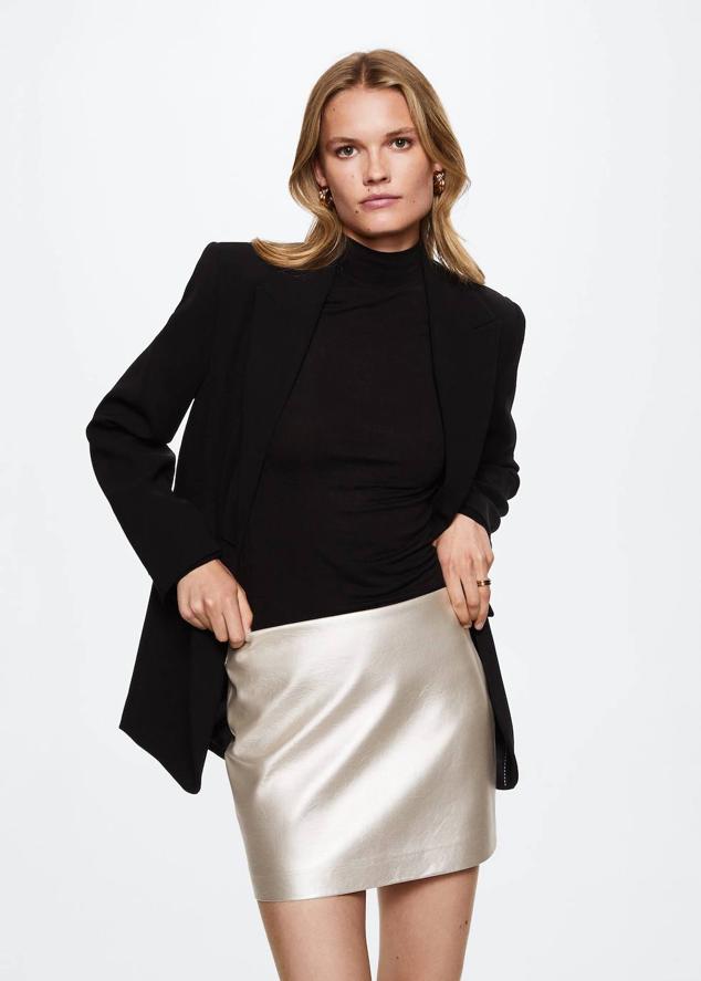 Minifalda en tejido efecto piel con acabado metalizado en tono plata, de Mango.