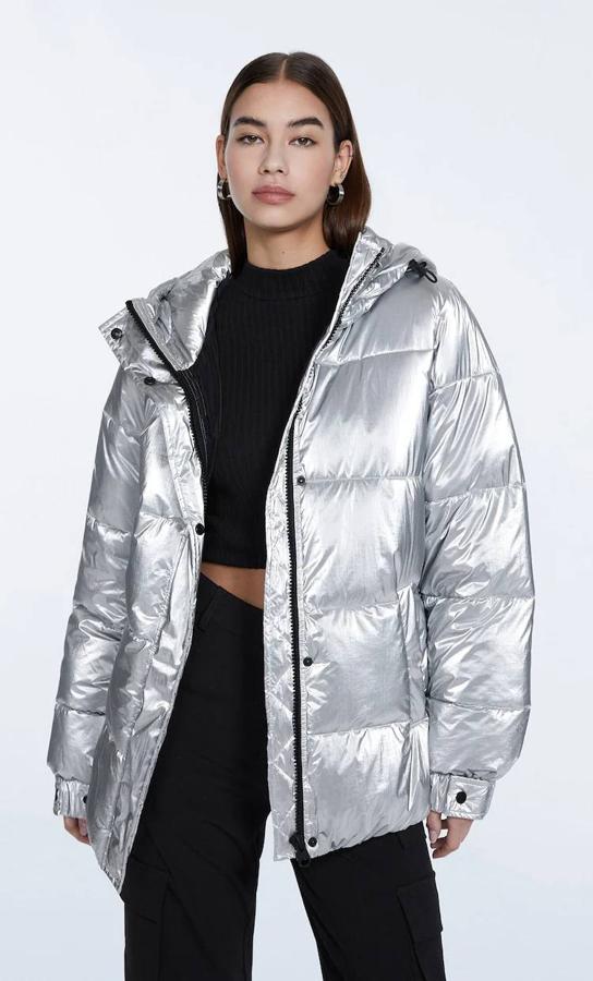 Abrigo puffer acolchado en tejido con acabado metalizado, capucha, bolsillos y cierre de cremallera, plateado, de Stradivarius.