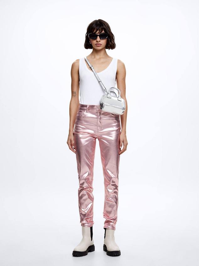 Pantalón skinny con diseño entallado, tiro alto, bolsillos y tejido efecto metalizado rosa, de Parfois.