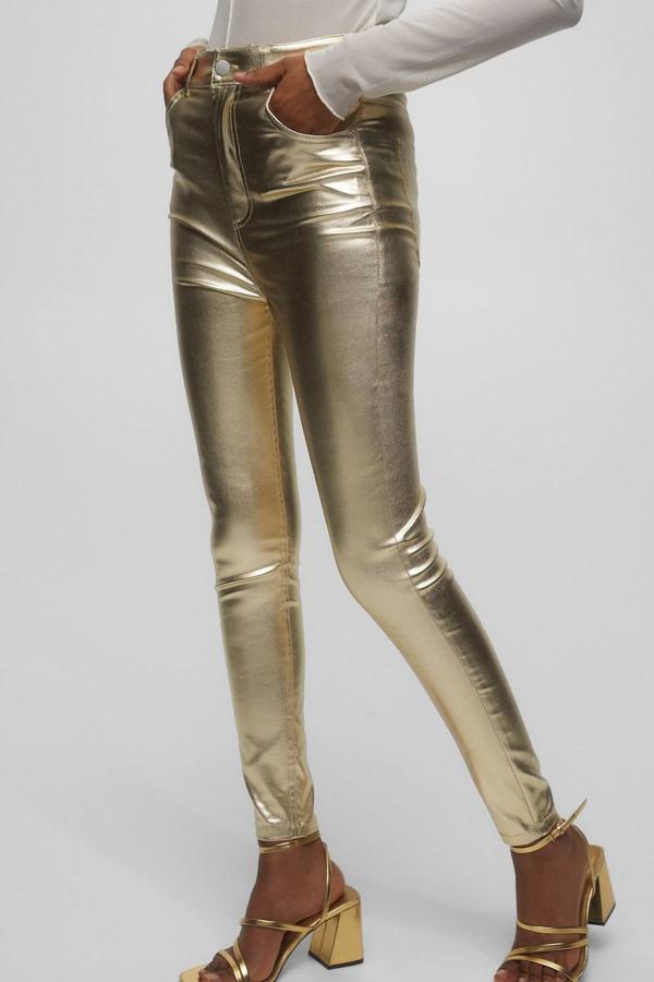 Pantalón pitillo en tejido metalizado con tiro medio, trabillas y bolsillos, dorado, de Pull&Bear.