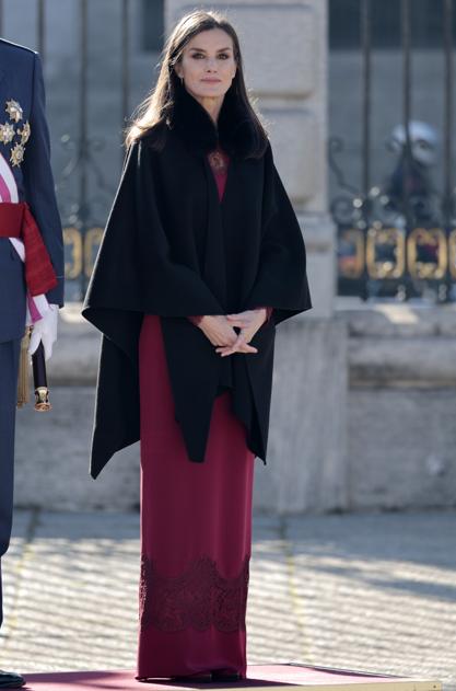 Imagen - La reina Letizia con un vestido granate y capa negra. / GTRES