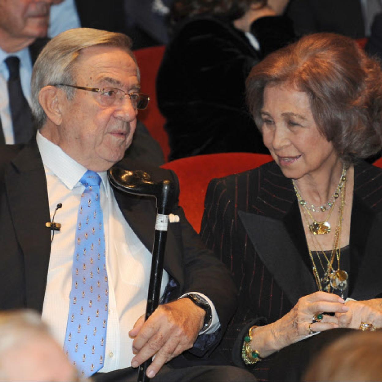 Constantino de Grecia junto a la reina Sofía, hermana del exmonarca heleno.