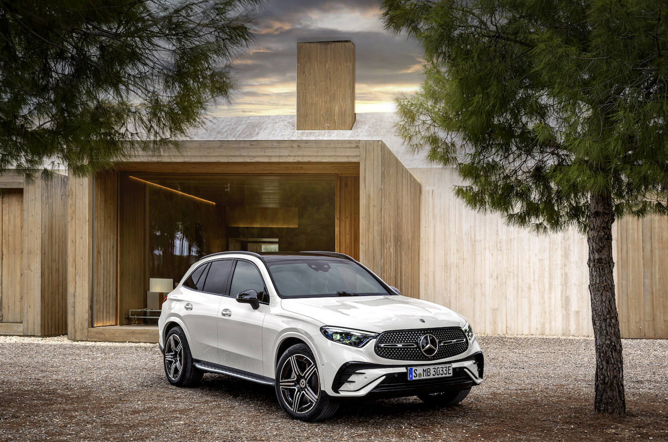 El SUV medio de Mercedes se renueva y ahora es más amplio y más refinado. Todos sus motores gasolina y Diesel tienen etiqueta ECO y hay dos híbridos enchufables, con autonomía de 130 km. Desde 58.150 €.