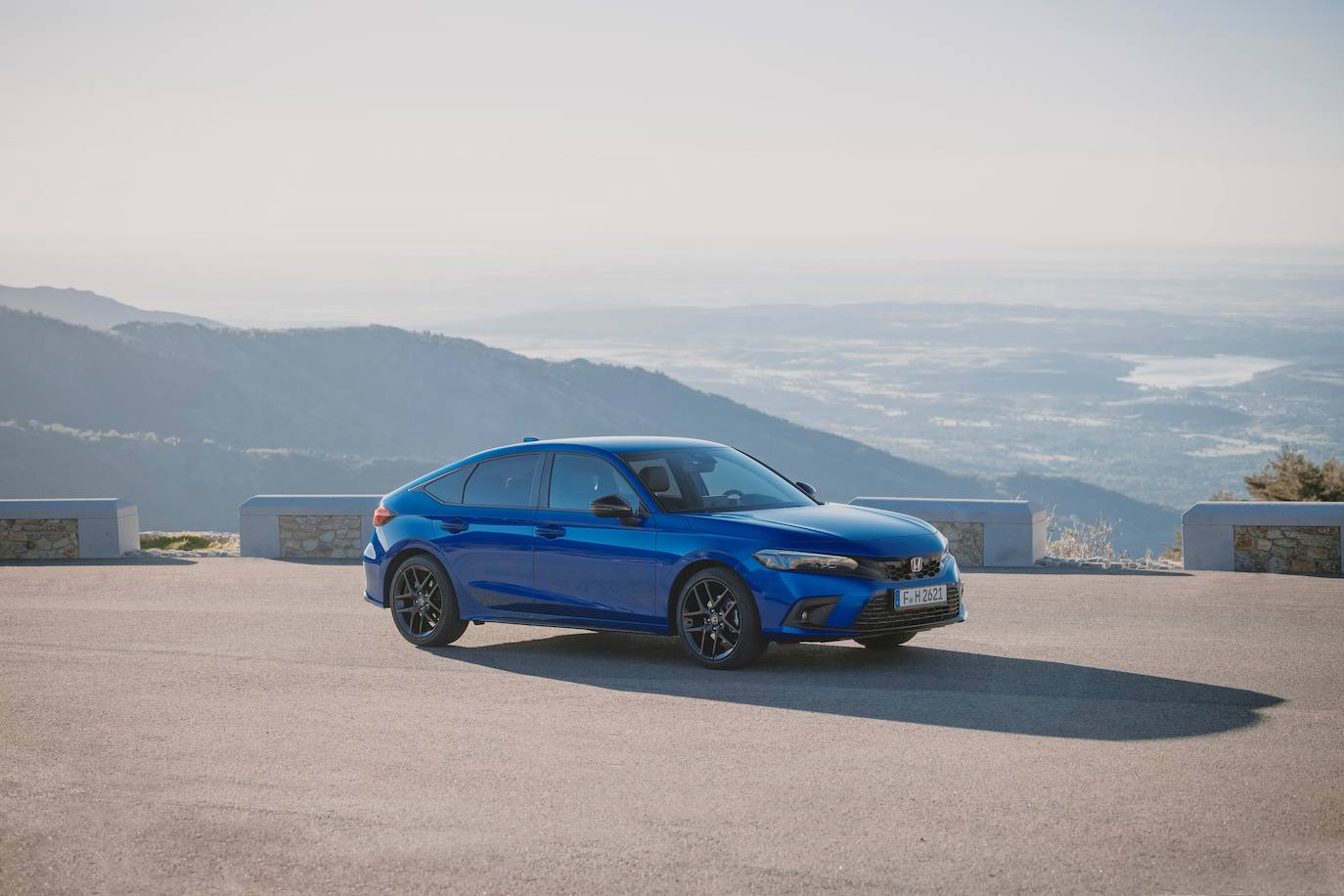 Esta es la undécima generación de uno de los coches más vendidos en el mundo. Ahora es más grande, pero sigue con su toque deportivo. Solo con motor de gasolina híbrido, desde 34.100 €.