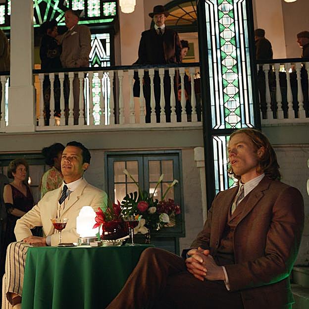 Jacob Anderson y Sam Reid en una imagen de Entrevista con el vampiro.