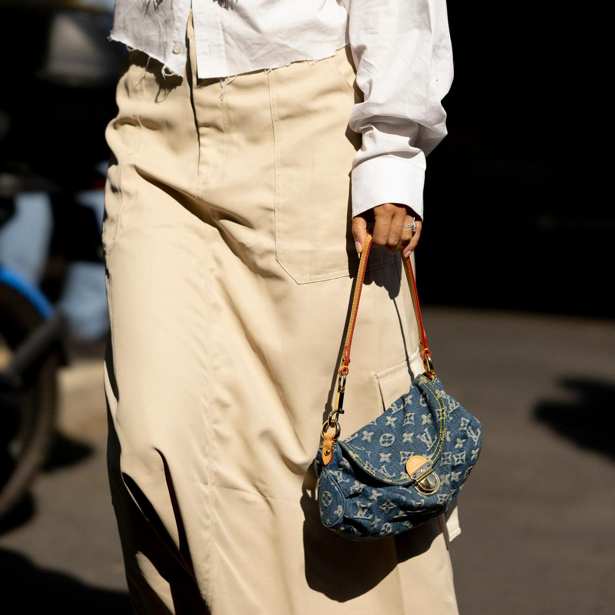 Una mujer con bolso denim en el street style.