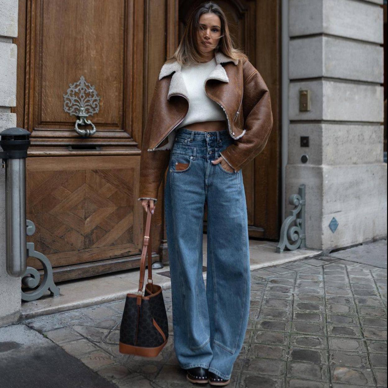 La influencer lleva una chaqueta de doble faz en tendencia