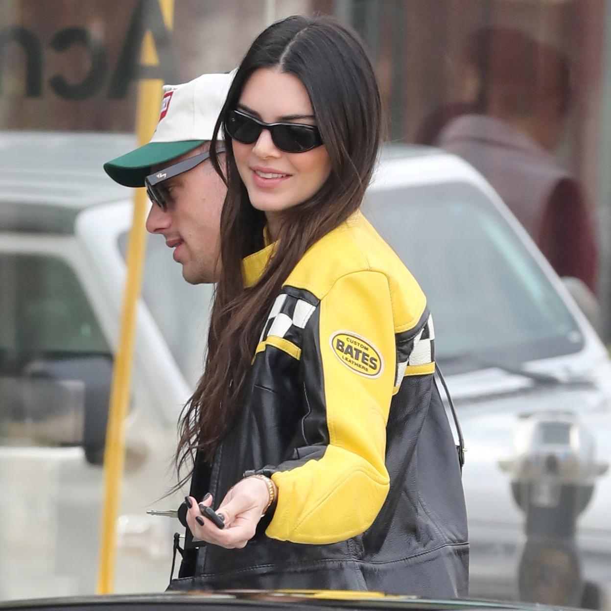 Kendall Jenner con una chaqueta motera amarilla y negra,