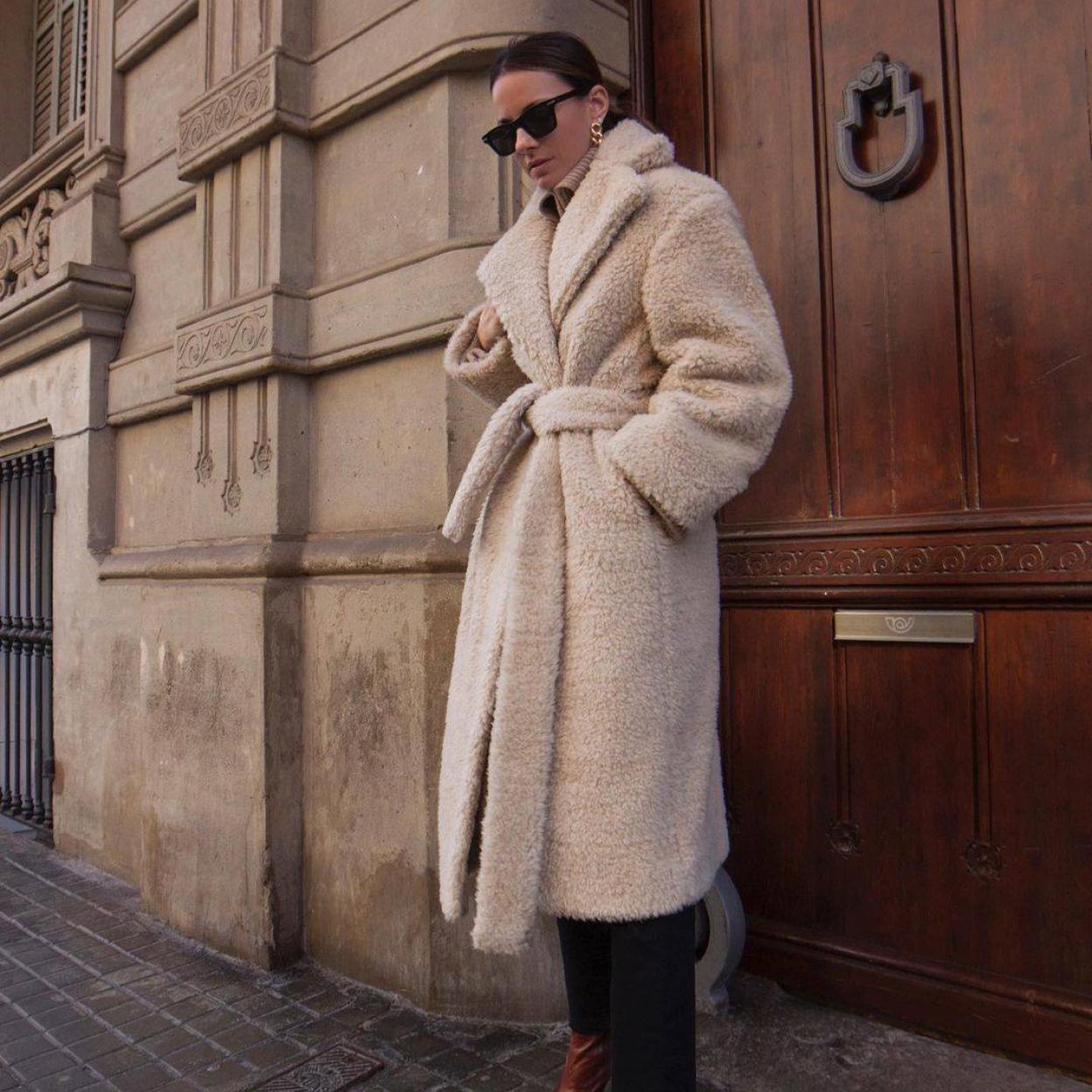 La influencer lleva un abrigo de borreguillo