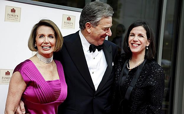 Alexandra con sus padres, Nancy y Paul Pelosi, en una gala celebrada en 2011.