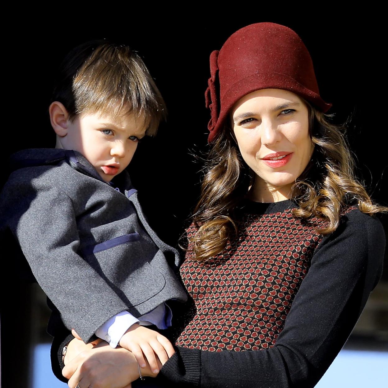 Carlota Casiraghi con su hijo mayor, Raphaël, en brazos.