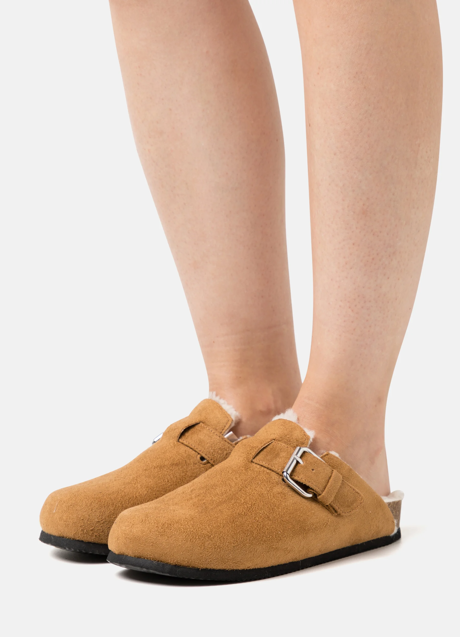 Imagen - Zuecos con pelito de Monki, 36€.