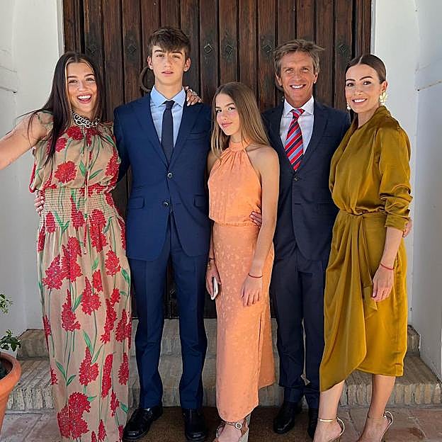 La familia actual de Manuel Díaz, con su segunda mujer, Victoria Troconis, y sus hijos Alba, Manuel y Triana. 