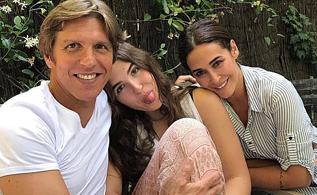 Manuel Díaz posa con su hija mayor, Alba, y con su primera mujer, Vicky Martín Berrocal. Se casaron en 1997 y se divorciaron en 2001. 