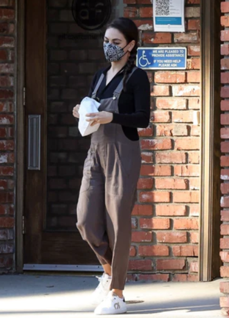 Imagen - Mila Kuni con las zapatillas de Løci.