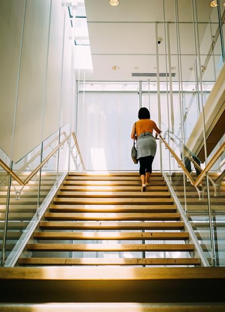 Imagen - Mujer subiendo escaleras/PEXELS